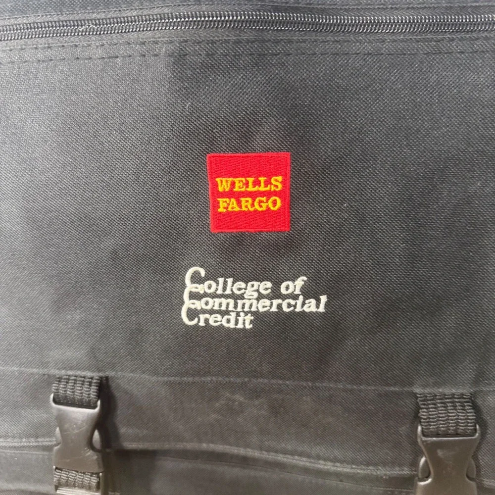 Norwood black messenger